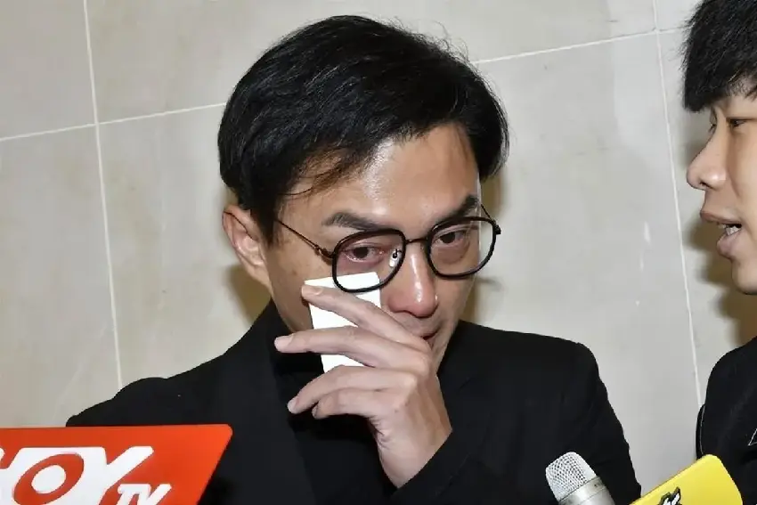 17歲女兒抱遺照,洪金寶拄拐杖送別,曾志偉錢嘉樂忍淚