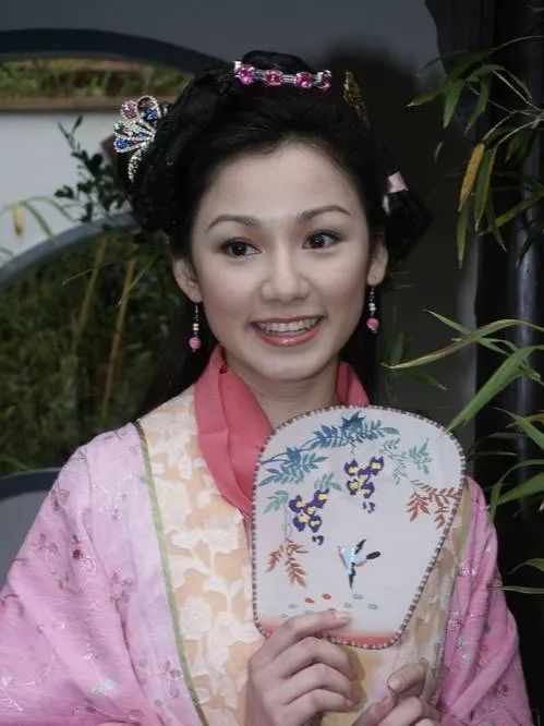 近照流出！TVB前甜美小花43歲仍似少女！淡出18年疑似另一半曝光！