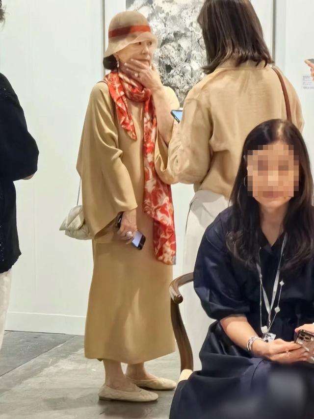 名流組團看展！林青霞鄧文迪貴氣非凡，賭王家族5女到場美女如雲