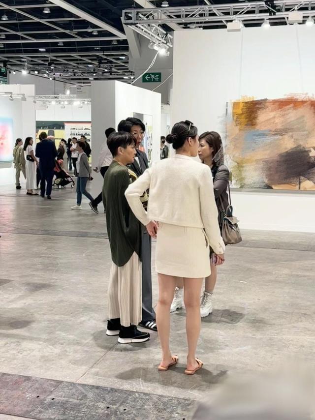 名流組團看展！林青霞鄧文迪貴氣非凡，賭王家族5女到場美女如雲