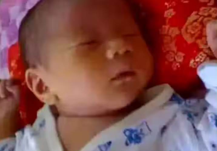 男嬰剛滿月宴會當天就離奇去世，醫生宣布死因後，全家崩潰！媽媽當場給了爺爺幾個耳光！