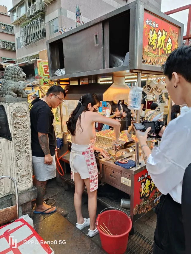 士林魷魚妹流量密碼片布火辣側胸吸引眾火萬人朝聖