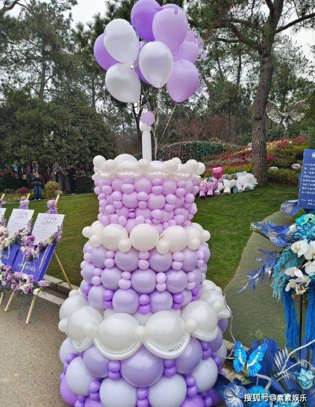 李玟51歲冥誕，墓地成為一片浪漫花海，蕭亞軒的粉絲送鮮花
