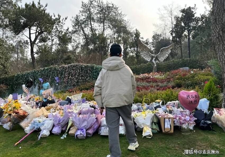 李玟51歲冥誕，墓地成為一片浪漫花海，蕭亞軒的粉絲送鮮花