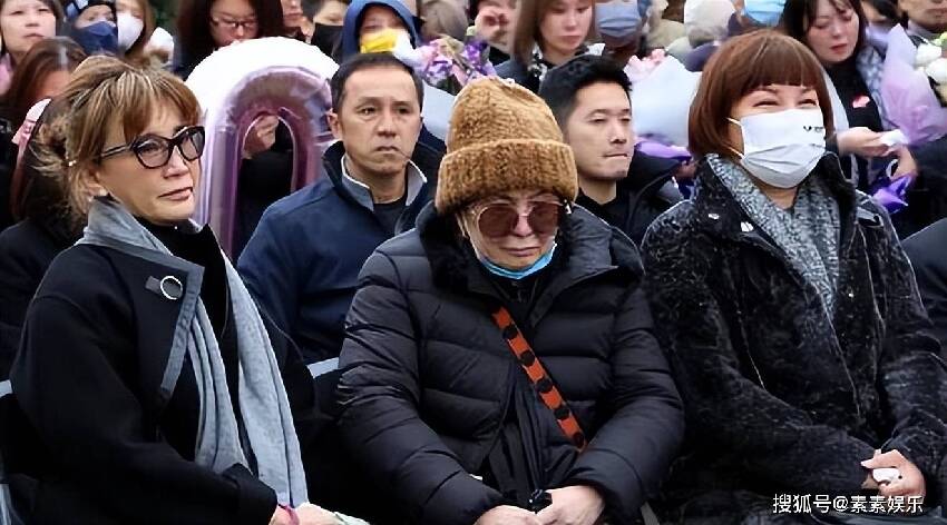 李玟51歲冥誕，墓地成為一片浪漫花海，蕭亞軒的粉絲送鮮花