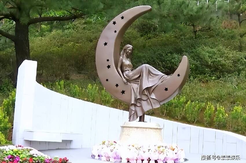 李玟51歲冥誕，墓地成為一片浪漫花海，蕭亞軒的粉絲送鮮花