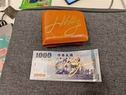 請黃仁勳簽錢包！皮夾「7700元全被抽光」送人，結局超暖心曝