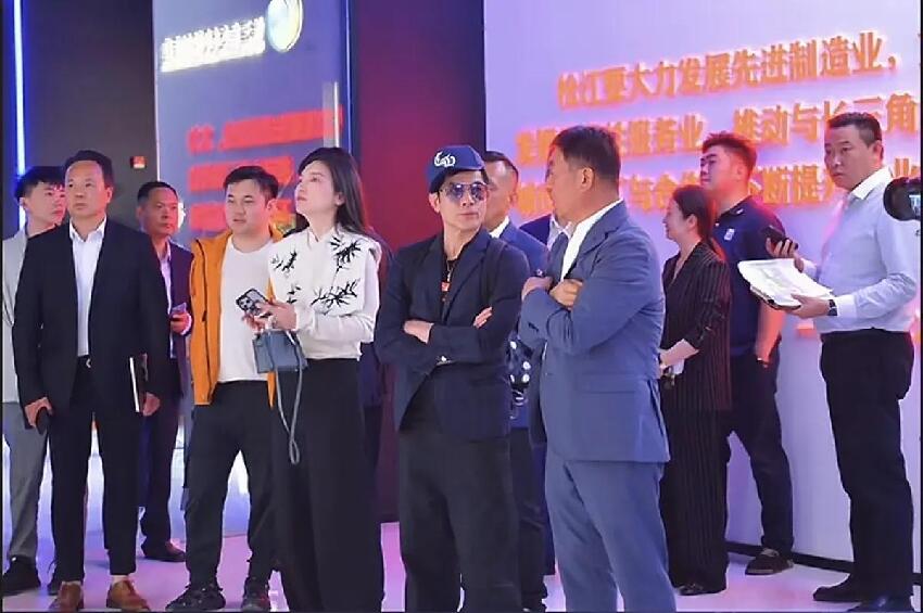郭富城帶小姨子現身上海!兩人投資地皮細節曝光,小姨子好漂亮