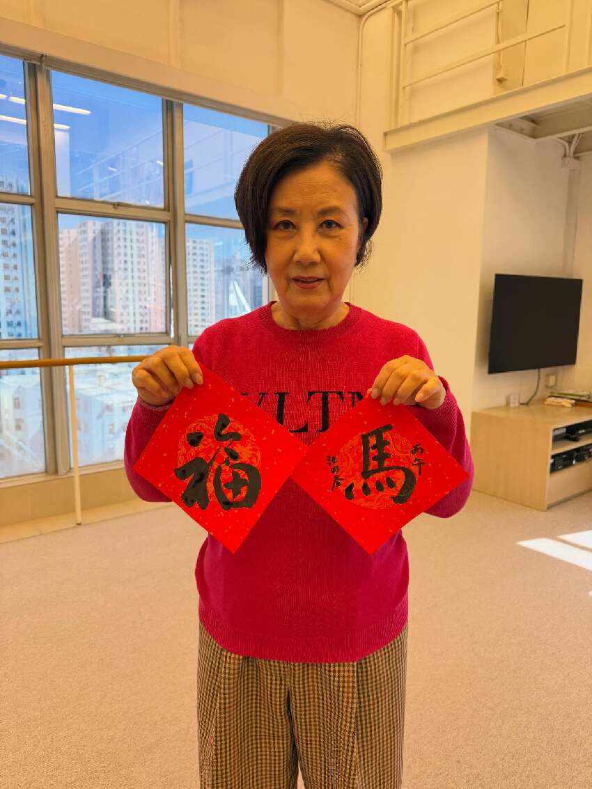 78歲汪明荃回上海老家探親，帶羅家英給祖父母掃墓，順便踏青賞花