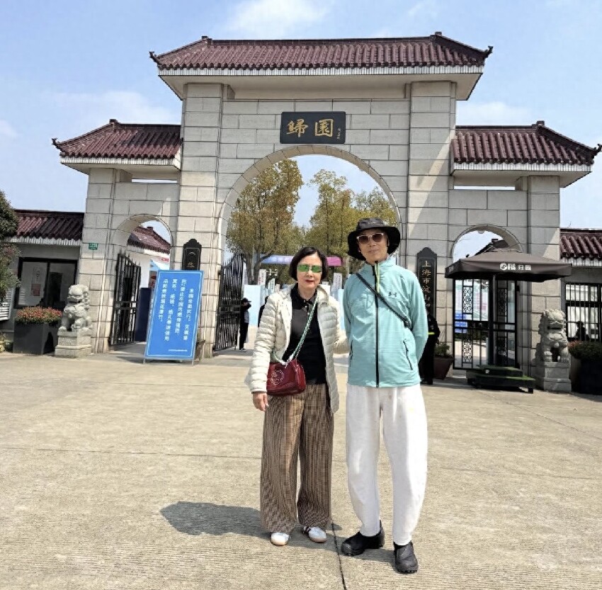 78歲汪明荃回上海老家探親，帶羅家英給祖父母掃墓，順便踏青賞花
