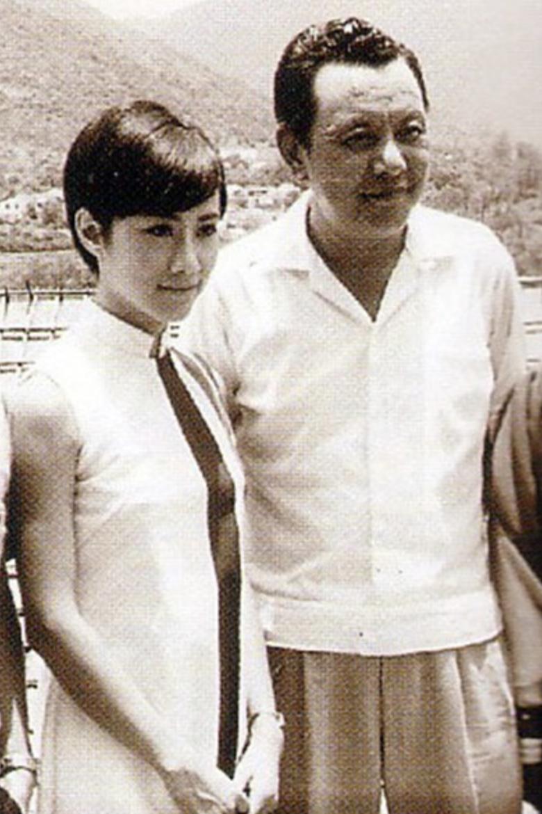 78歲汪明荃回上海老家探親，帶羅家英給祖父母掃墓，順便踏青賞花