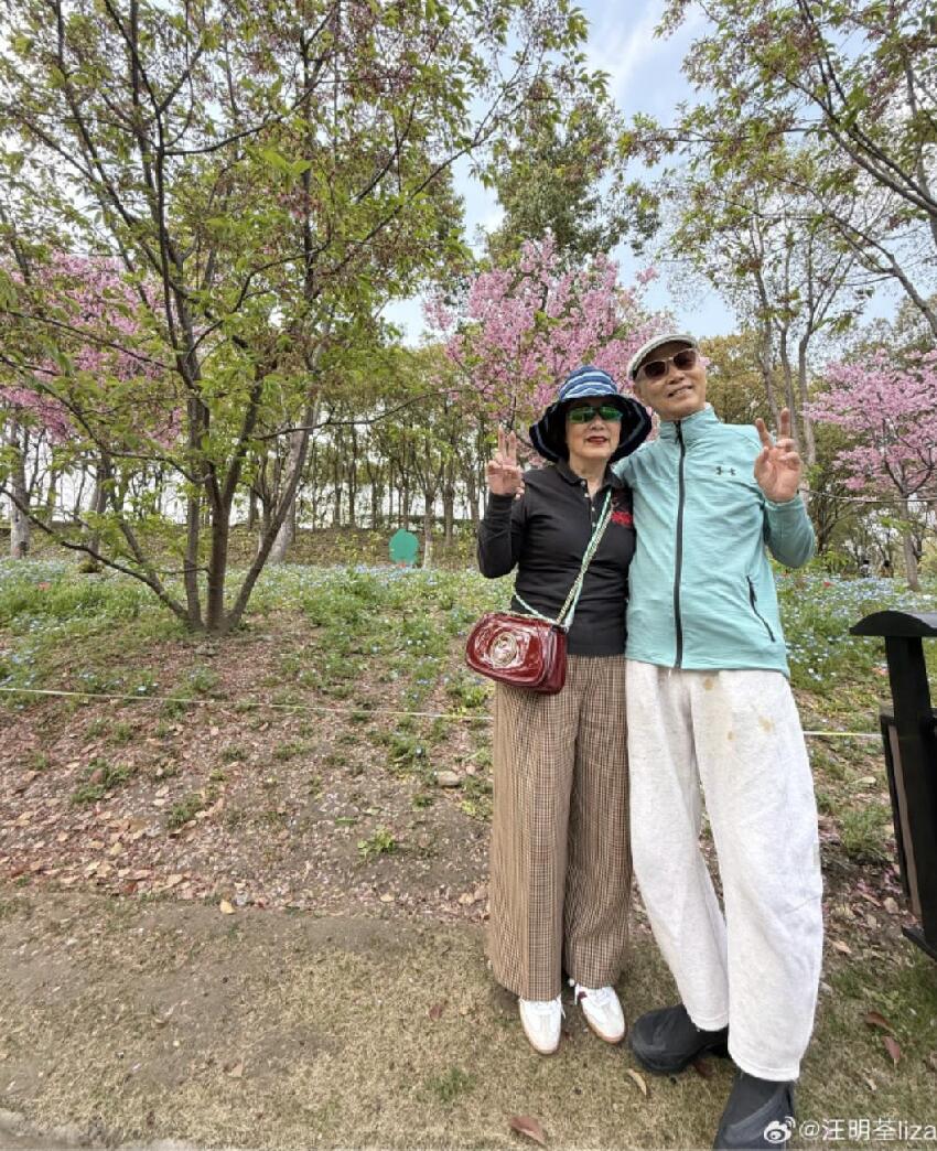 78歲汪明荃回上海老家探親，帶羅家英給祖父母掃墓，順便踏青賞花