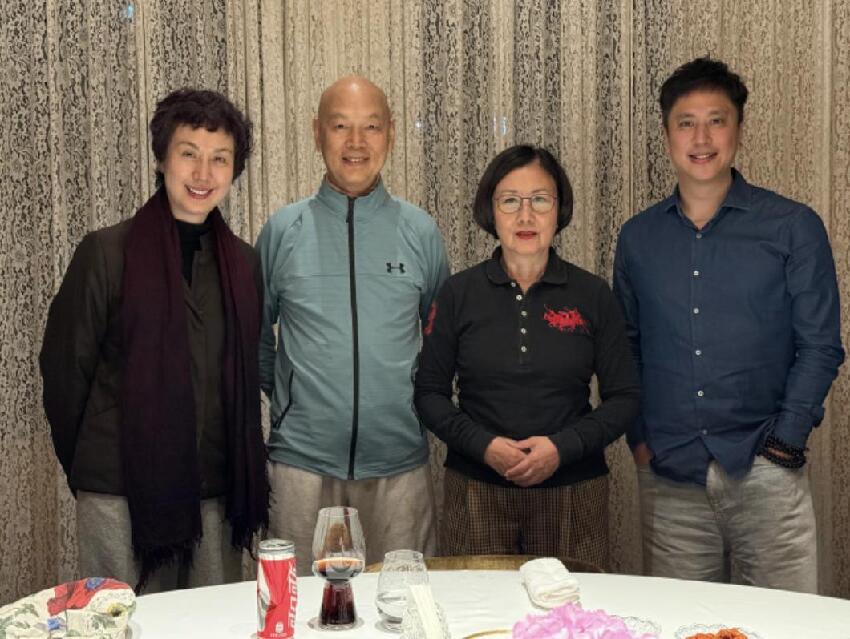 78歲汪明荃回上海老家探親，帶羅家英給祖父母掃墓，順便踏青賞花