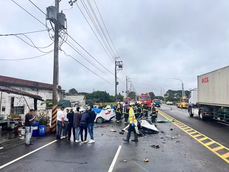 釀4死2傷！她剛參加完父告別式 開車去用餐卻撞上聯結車
