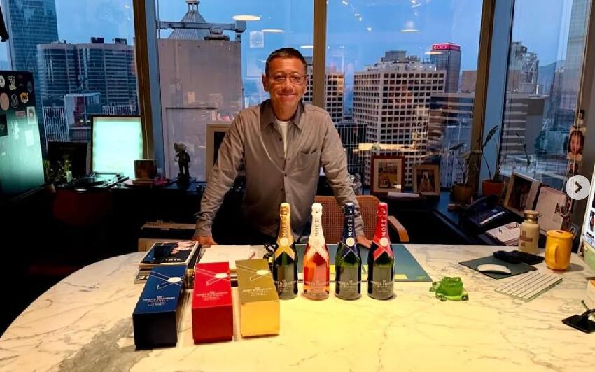 霍啟山捧場楊受成長子夜店，倆闊少把酒言歡，58歲楊其龍樣子滄桑