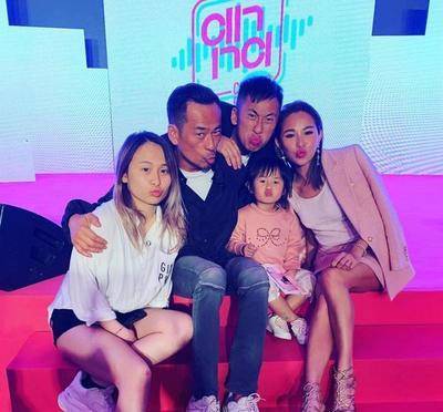 洗米華24歲女兒英國畢業，洗米嫂前往參加畢業禮，繼子曬三人合照