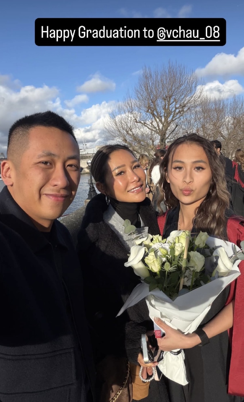 洗米華24歲女兒英國畢業，洗米嫂前往參加畢業禮，繼子曬三人合照