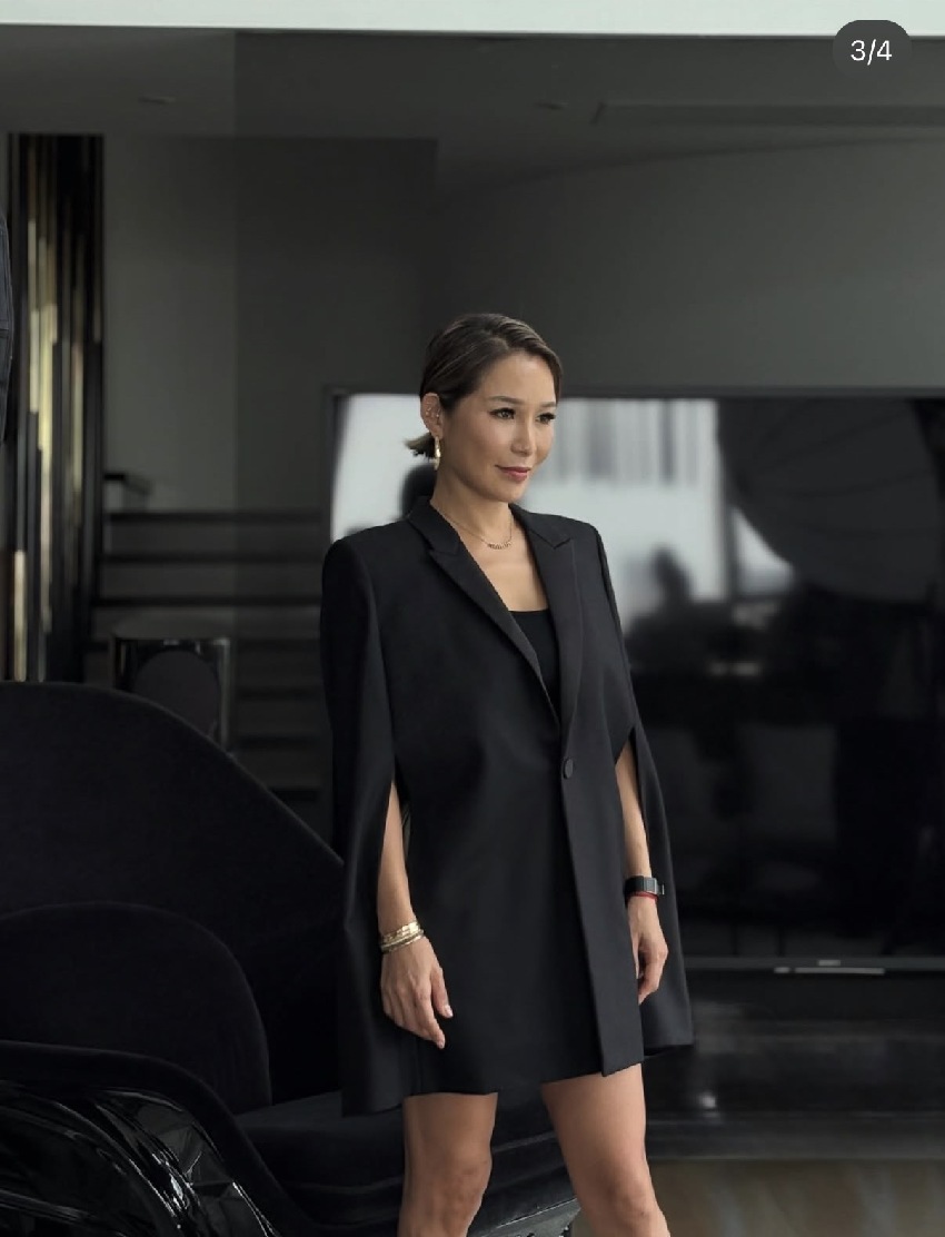 洗米華24歲女兒英國畢業，洗米嫂前往參加畢業禮，繼子曬三人合照