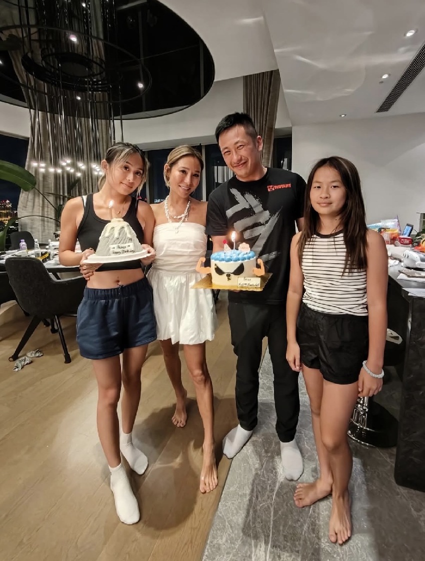 洗米華24歲女兒英國畢業，洗米嫂前往參加畢業禮，繼子曬三人合照