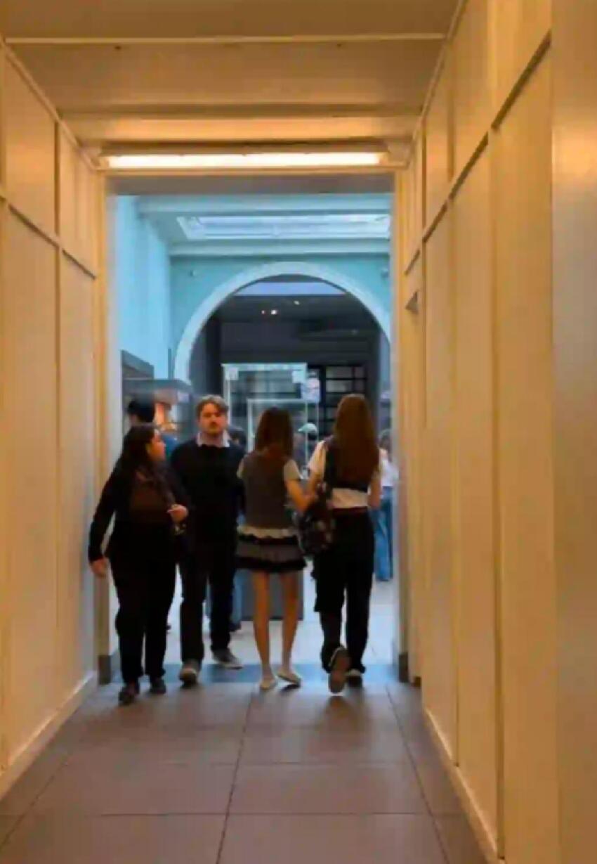 張丹峰夫婦帶女兒英國過暑假，54歲洪欣看背影和12歲女兒像同齡人