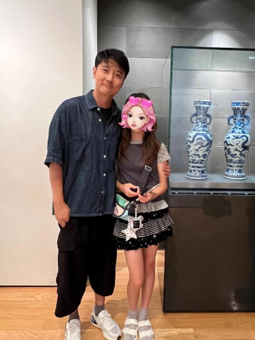 張丹峰夫婦帶女兒英國過暑假，54歲洪欣看背影和12歲女兒像同齡人