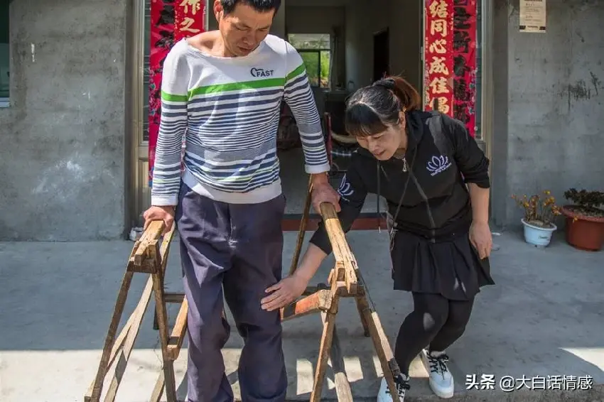 女婿癱瘓  丈母娘每次照顧都支走女兒  女兒返回一看嚇得連連後退
