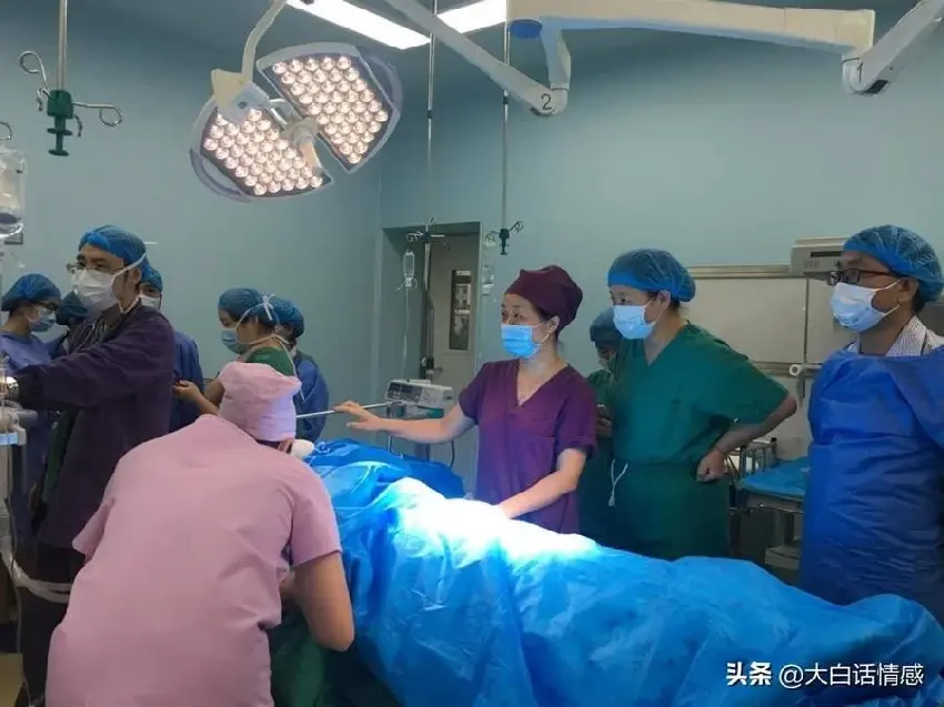 女婿癱瘓  丈母娘每次照顧都支走女兒  女兒返回一看嚇得連連後退