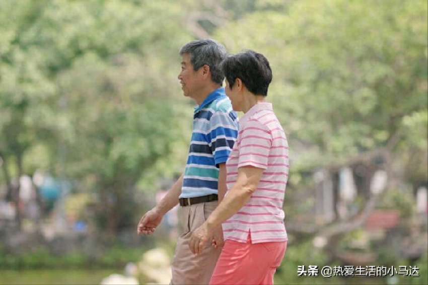 父親寵愛母親42年！他走後「媽媽搬來我家住」才發現　我和妹妹「恨透了」他們這種愛情