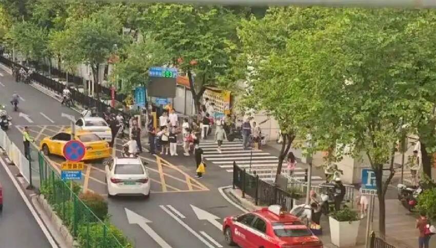 權威名醫遭砍殺！兇手闖醫院「反鎖診間捅多刀」2學生目睹嚇死，緊急搶救「初步調查曝光」