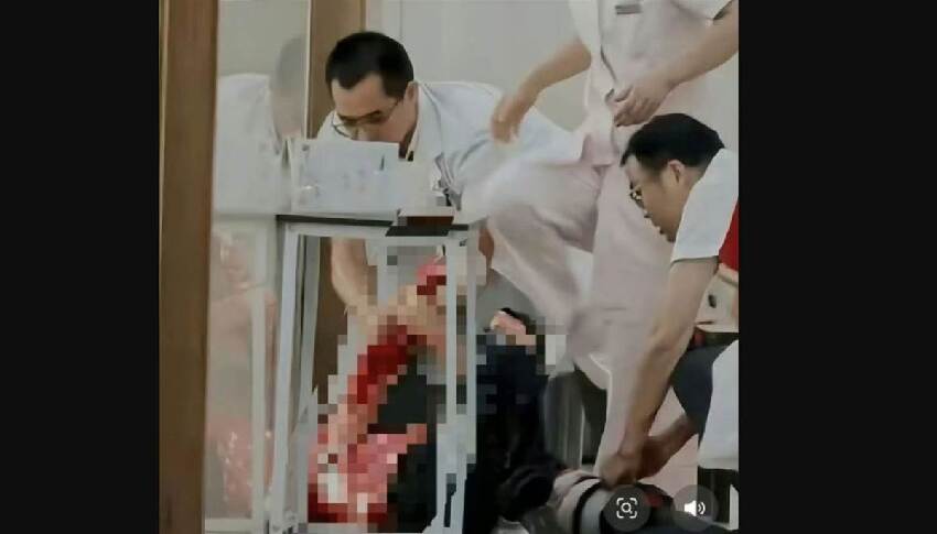 權威名醫遭砍殺！兇手闖醫院「反鎖診間捅多刀」2學生目睹嚇死，緊急搶救「初步調查曝光」
