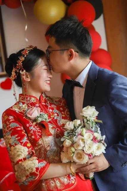 母親走後，父親娶了繼母，她一直待我如親生，結婚時「 大方給200萬現金」當嫁妝。前陣子「她重病住院」我才打算動那筆錢，一看「ATM畫面」慌忙打給老公：怎麼會這樣