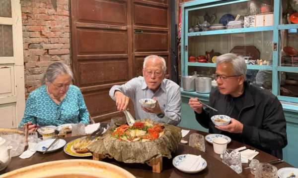 全球最強AI教父回台秒變乖兒子！黃仁勳父嚴厲訓斥1句，兆元男秒低頭吃飯