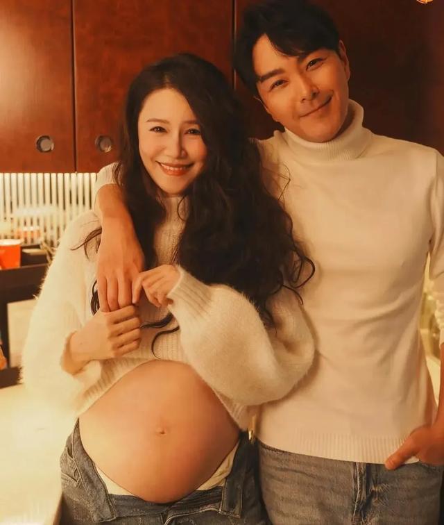 黃翠如卸貨在即不舍小肚子，何依婷懷孕八月曬大肚寫真肥肚不肥人