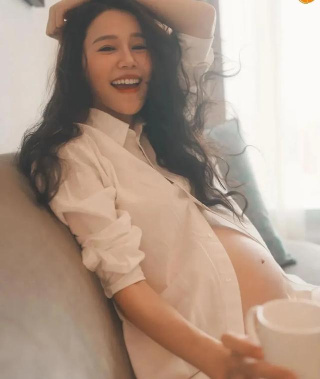 黃翠如卸貨在即不舍小肚子，何依婷懷孕八月曬大肚寫真肥肚不肥人