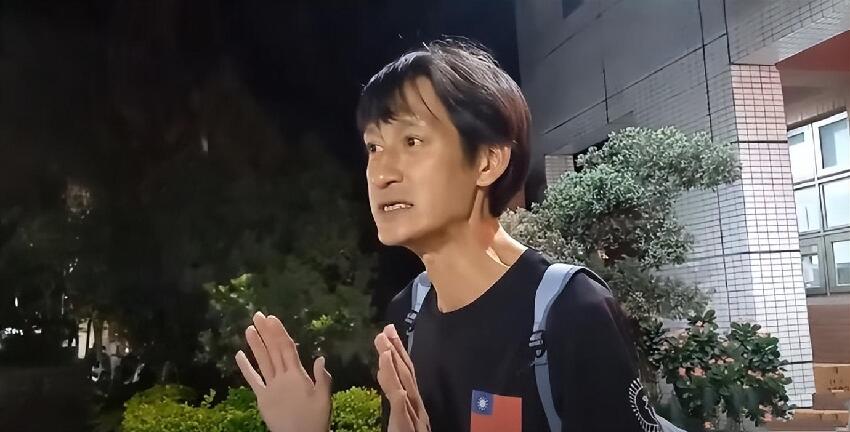 唐治平瘦骨嶙峋在街頭奔跑，很多人想上前幫助他卻被拒絕，他的病情已經急需治療