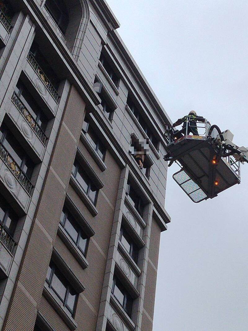 快訊／北市19歲女墜樓！重摔車頂「母全程目睹」送醫不治　明星高中畢業「輕生原因曝光」