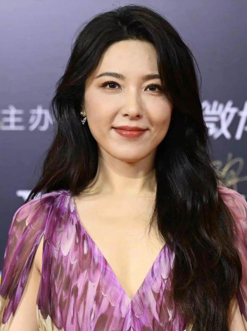 李小冉的胸，閆妮的腿，殷桃的腰，這7位中年女星性感起來迷死人