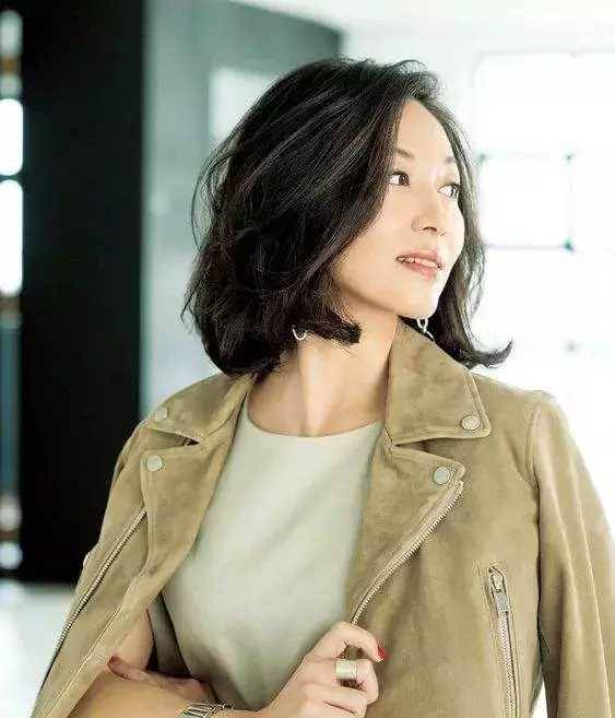 50歲後別留「黑長直+泡麵頭」了!這4款髮型洋氣時尚又減齡
