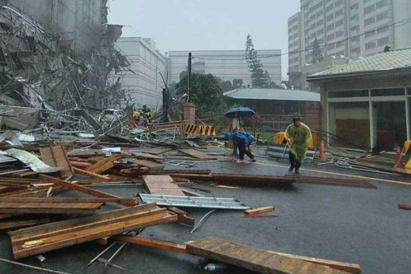 快訊／雲林福懋科技公司鷹架大規模倒塌，1男1女沒了心跳、多人受傷