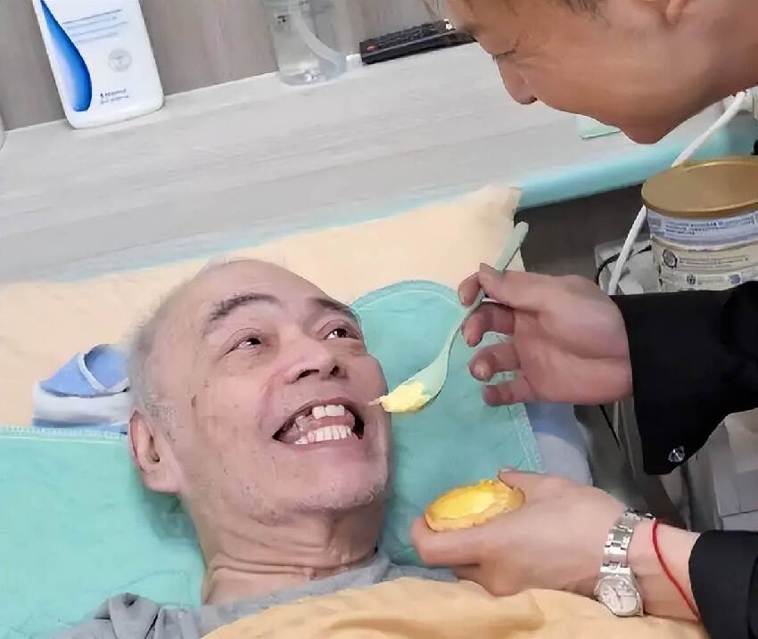 太過分！73歲樂壇天王「失智被送養老院」經紀人探視「1年半沒洗澡」長縟瘡：每月要12萬...