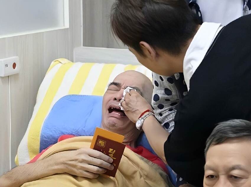 太過分！73歲樂壇天王「失智被送養老院」經紀人探視「1年半沒洗澡」長縟瘡：每月要12萬...