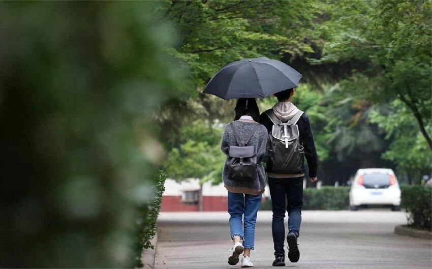 妻子住院丈夫細心陪床，她趁護士換藥塞一紙條，護士一瞧，報了警