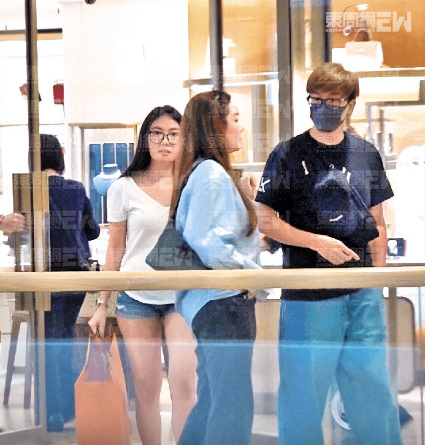 馬國明陪妻子全家逛街，湯洛雯身材圓潤孕味十足，結婚三年疑有喜