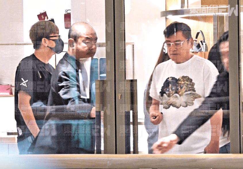 馬國明陪妻子全家逛街，湯洛雯身材圓潤孕味十足，結婚三年疑有喜
