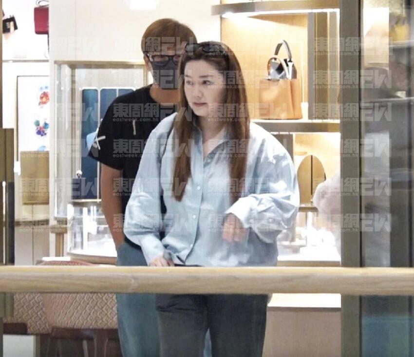 馬國明陪妻子全家逛街，湯洛雯身材圓潤孕味十足，結婚三年疑有喜