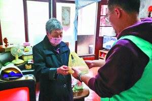 每餐掛門口就走！新北瑞芳92歲嬤便當一直沒動，鄰居察覺異樣報警，員警破門目睹屋內當場嚇呆