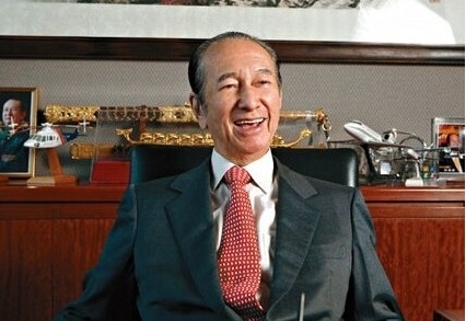何鴻燊忌日三房上山拜祭，何超蓮墓前獻花，陳婉珍腿腳不便需攙扶