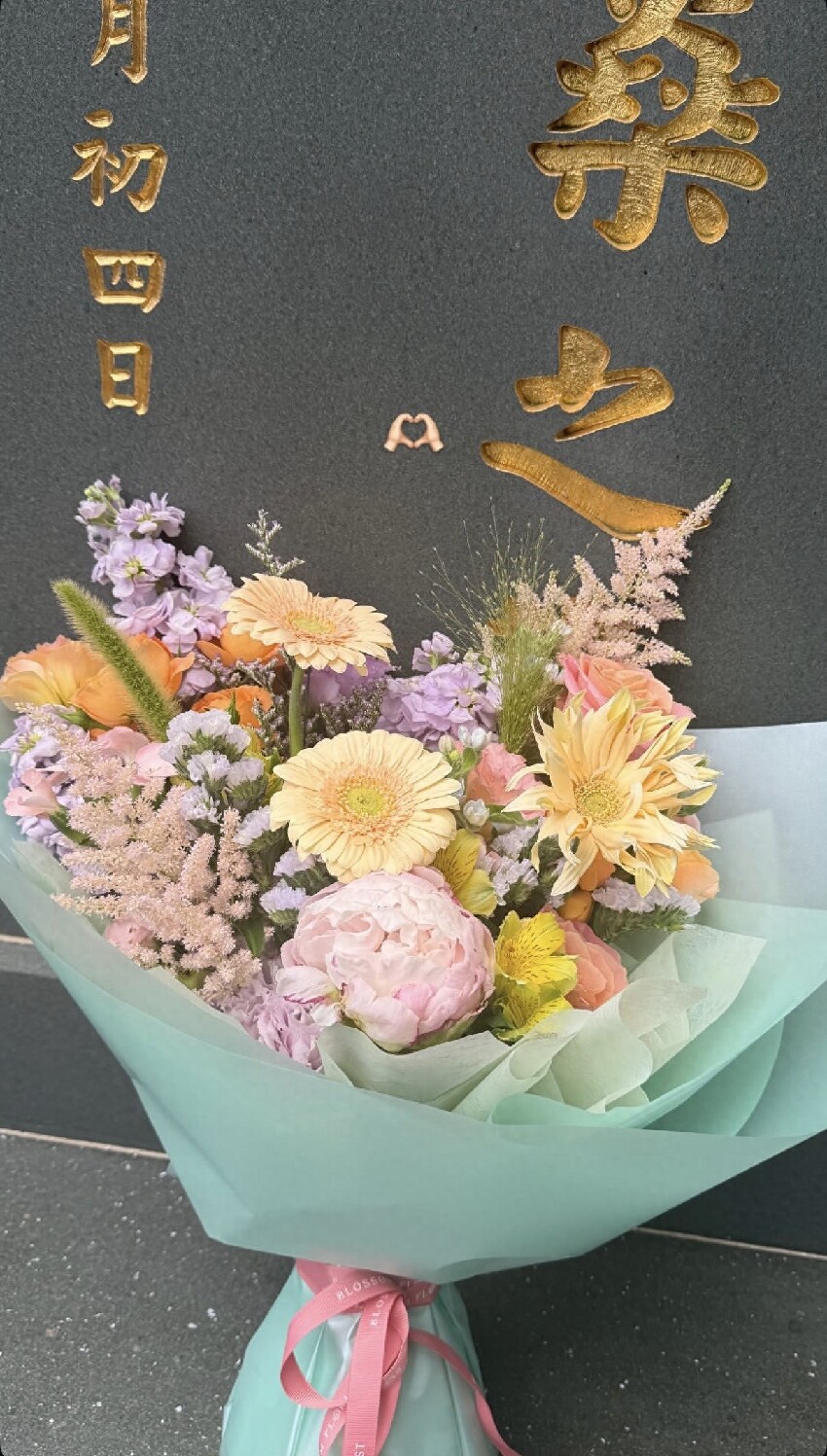 何鴻燊忌日三房上山拜祭，何超蓮墓前獻花，陳婉珍腿腳不便需攙扶