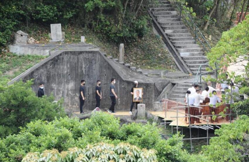 何鴻燊忌日三房上山拜祭，何超蓮墓前獻花，陳婉珍腿腳不便需攙扶