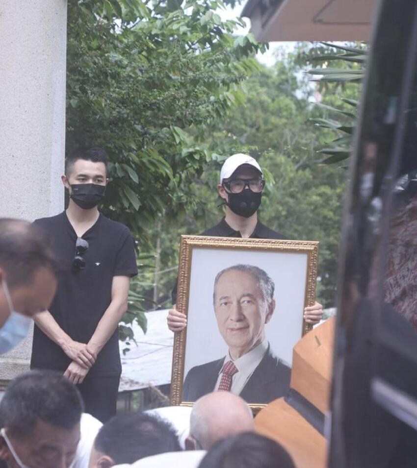 何鴻燊忌日三房上山拜祭，何超蓮墓前獻花，陳婉珍腿腳不便需攙扶